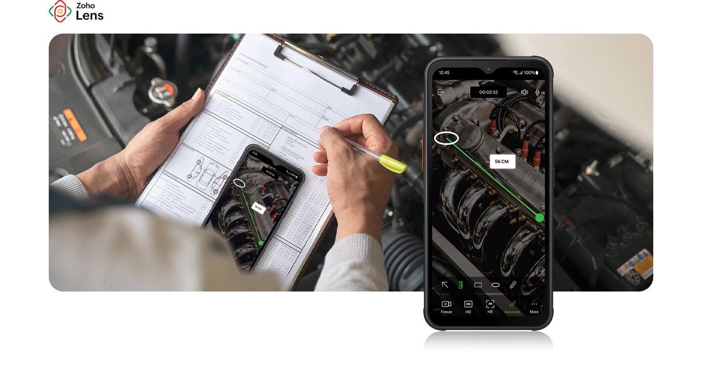 Une personne vérifie un moteur à combustion à l'aide d'une liste de contrôle et d'un appareil Galaxy Xcover7 sur une planchette à pince. Un gros plan de l'écran de l'appareil montre une mesure automatique de la longueur d'une pièce du moteur. Un logo Zoho Lens dans le coin supérieur gauche.