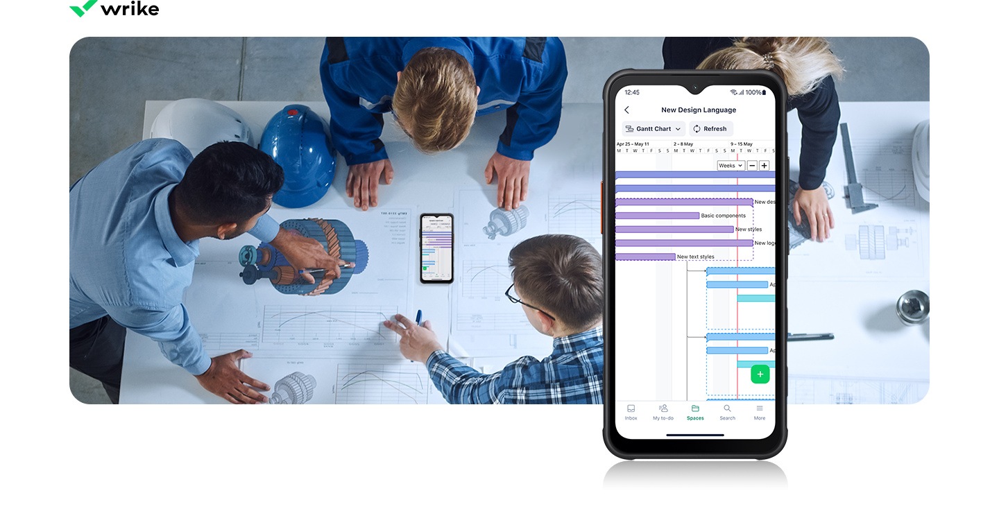 Vue de dessus de quatre personnes réunies autour d'une table avec un tableur de données techniques. Sur la table, à côté d'autres outils, se trouve un appareil Galaxy XCover7. Un gros plan de l'écran de l'appareil révèle un diagramme de Gantt du calendrier prévisionnel d'un projet. Un logo WRIKE apparaît dans le coin supérieur gauche.