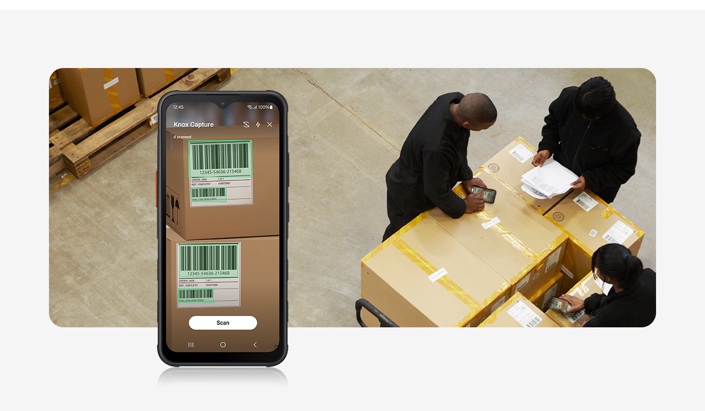 Trois magasiniers travaillent sur des cartons destinés à être expédiés, qui sont également affichés à l'écran sur un appareil Galaxy XCover7 situé au premier plan à gauche.