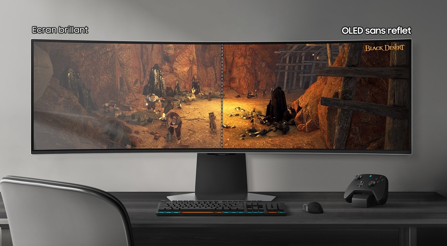 Un écran est posé sur un bureau dans une pièce lumineuse, avec une souris, un clavier et une manette de jeu sur le bureau. L'écran affiche une scène du jeu Black Desert, divisée en deux. Le côté droit de l'écran, marqué "OLED Glare Free", est plus clair avec moins de reflets que le côté gauche, marqué "Glossy Display". Un badge dans le coin inférieur droit indique les spécifications de l'écran sans reflets : "OLED Glare Free : Reflets UGR <10. Éblouissement d'inconfort UGR<22. Éblouissement d'incapacité UGR <34. UL, VERIFIED, verify.UL.com, V647799"