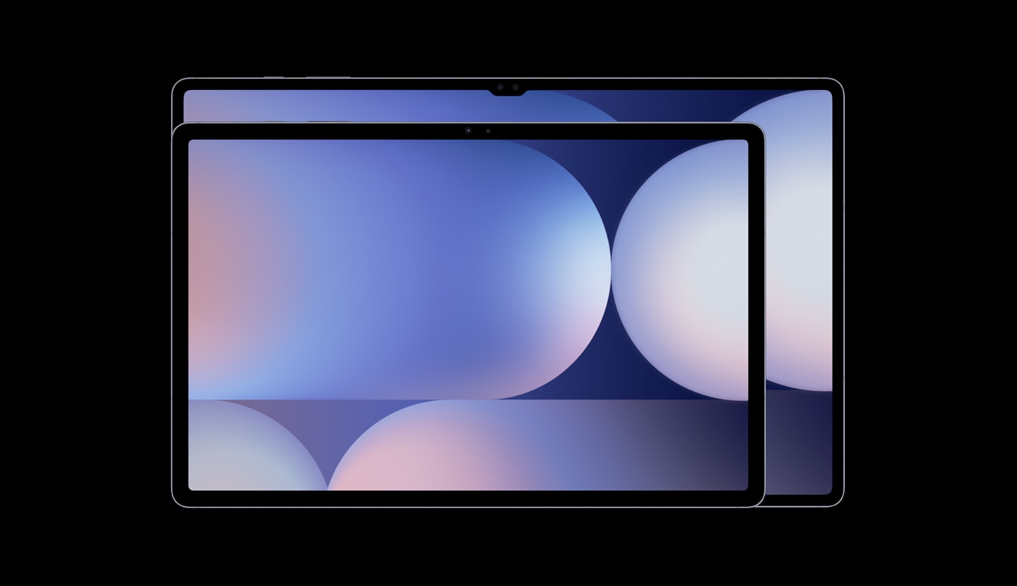 Vue latérale de la Galaxy Tab S10+ couchée face vers le haut avec l'écran allumé. L'appareil se déplace pour se tenir debout en mode paysage. La Galaxy Tab S10 Ultra apparaît derrière, soulignant la différence de taille entre les deux tablettes.