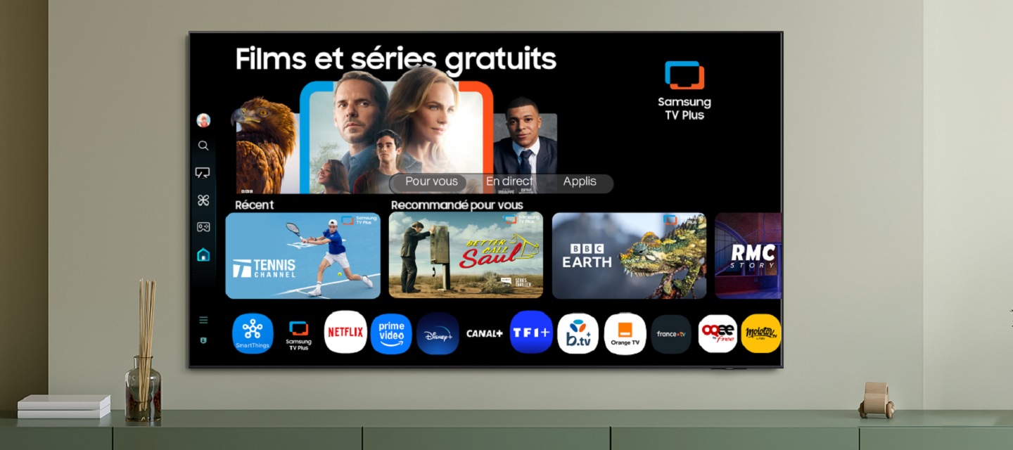 L'écran d'accueil d'une interface utilisateur Tizen, avec les différents services et applications disponibles, est affiché sur un téléviseur dans un salon.