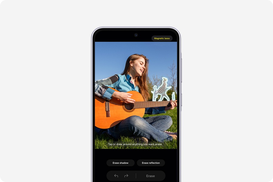 Galaxy A36 5G с функцией «Стирание объектов» на экране. Объект на заднем плане выбран и будет стерт.