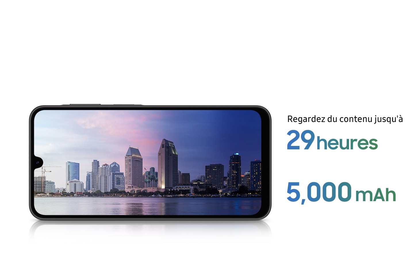 Un appareil Galaxy A26 5G affichant un paysage urbain au bord d'une rivière, avec la moitié gauche en journée et la moitié droite de nuit. À proximité se trouvent les textes Watch jusqu'à 17 heures et 5 000 mAh.