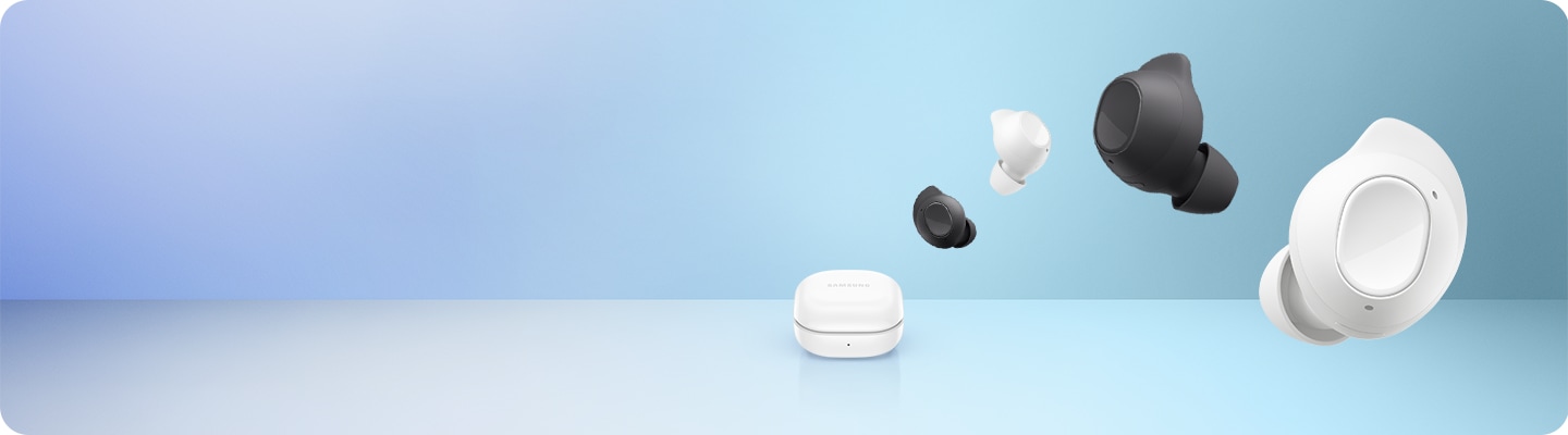 Le boîtier de recharge blanc des Galaxy Buds Core se trouve devant le boîtier de recharge noir des Galaxy Buds Core. Au-dessus, quatre écouteurs Galaxy Buds Core sont disposés en alternant les couleurs noir et blanc dans l'ordre suivant : noir, blanc, noir, blanc.