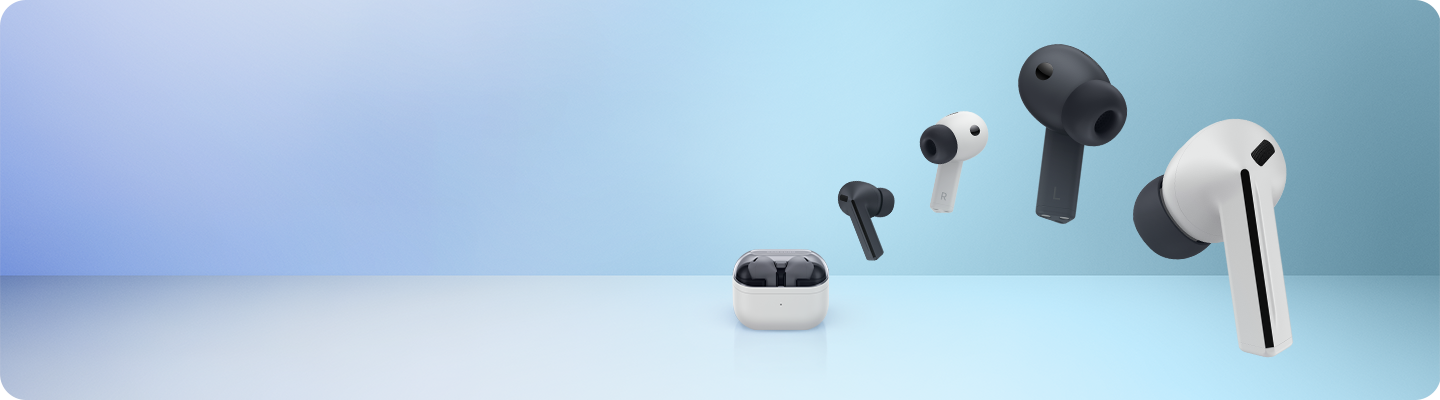 L’étui de chargement blanc pour Galaxy Buds Core se trouve devant l’étui de chargement noir pour Galaxy Buds Core. Au-dessus, quatre écouteurs Galaxy Buds Core sont disposés en alternance noir et blanc.