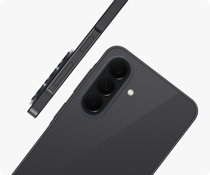 Le smartphone Samsung Galaxy A37 5G couleur Graphite sous un angle arrière pour mettre en valeur le triple capteur photographique. Un autre Galaxy A37 5G couleur Graphite de profil, soulignant son design fin.