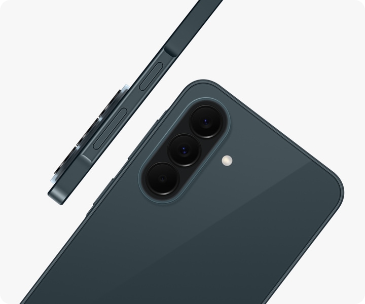 Le smartphone Samsung Galaxy A37 5G Vert foncé sous un angle arrière pour mettre en valeur le triple capteur photographique. Un autre Galaxy A37 5G Vert foncé de profil, soulignant son design fin.