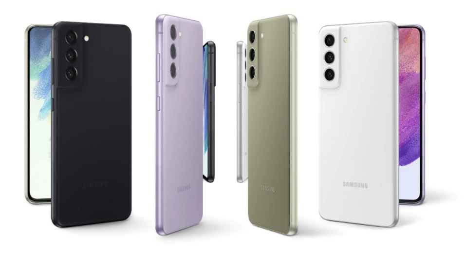 Huit smartphones Galaxy S21 FE 5G vus debout en cercle, alternant les couleurs Noir, Lavande, Olive et Blanc. Certains sont vus de l'arrière et d'autres de l'avant.