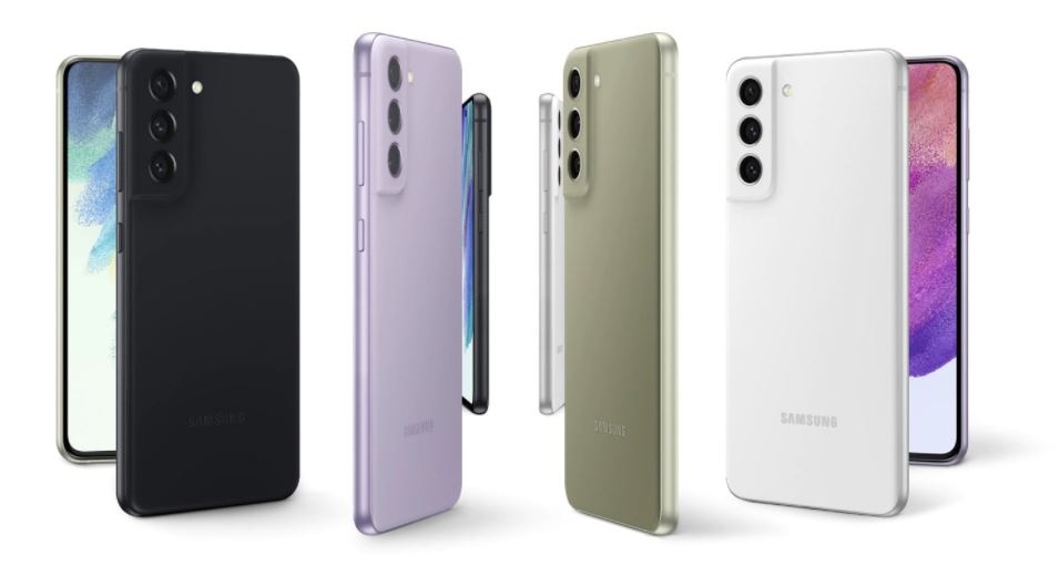Oito smartphones Galaxy S21 Fe 5G vistos em pé em círculo, alternando as cores preto, lavanda, azeitona e brancas. Alguns são vistos pelas costas e outros de frente