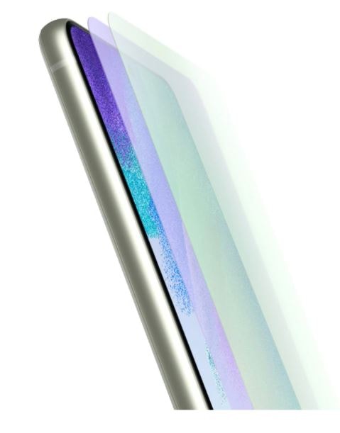 Le Galaxy S21 FE 5G vu de côté sous un angle avec deux couches planant au-dessus de l'écran, montrant la durabilité du verre frontal.