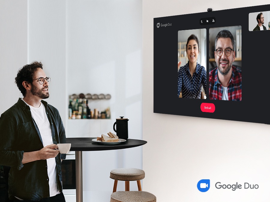 Passez des appels avec vos proches sur grand écran grâce à Google Duo. Utilisez la caméra Samsung Slim Fit ou la caméra de votre propre smartphone pour passer des appels vidéo plus facilement.