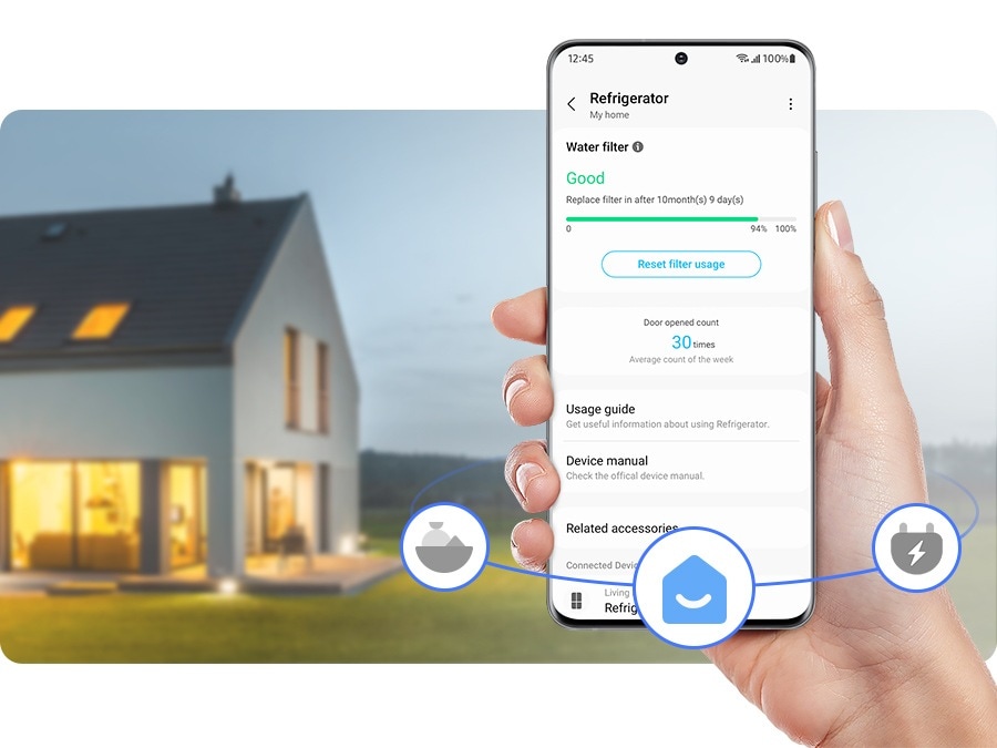 Vizual ilustrând o persoană care își controlează datele frigiderului prin intermediul smartphone-ului și al aplicației SmartThingsTM.