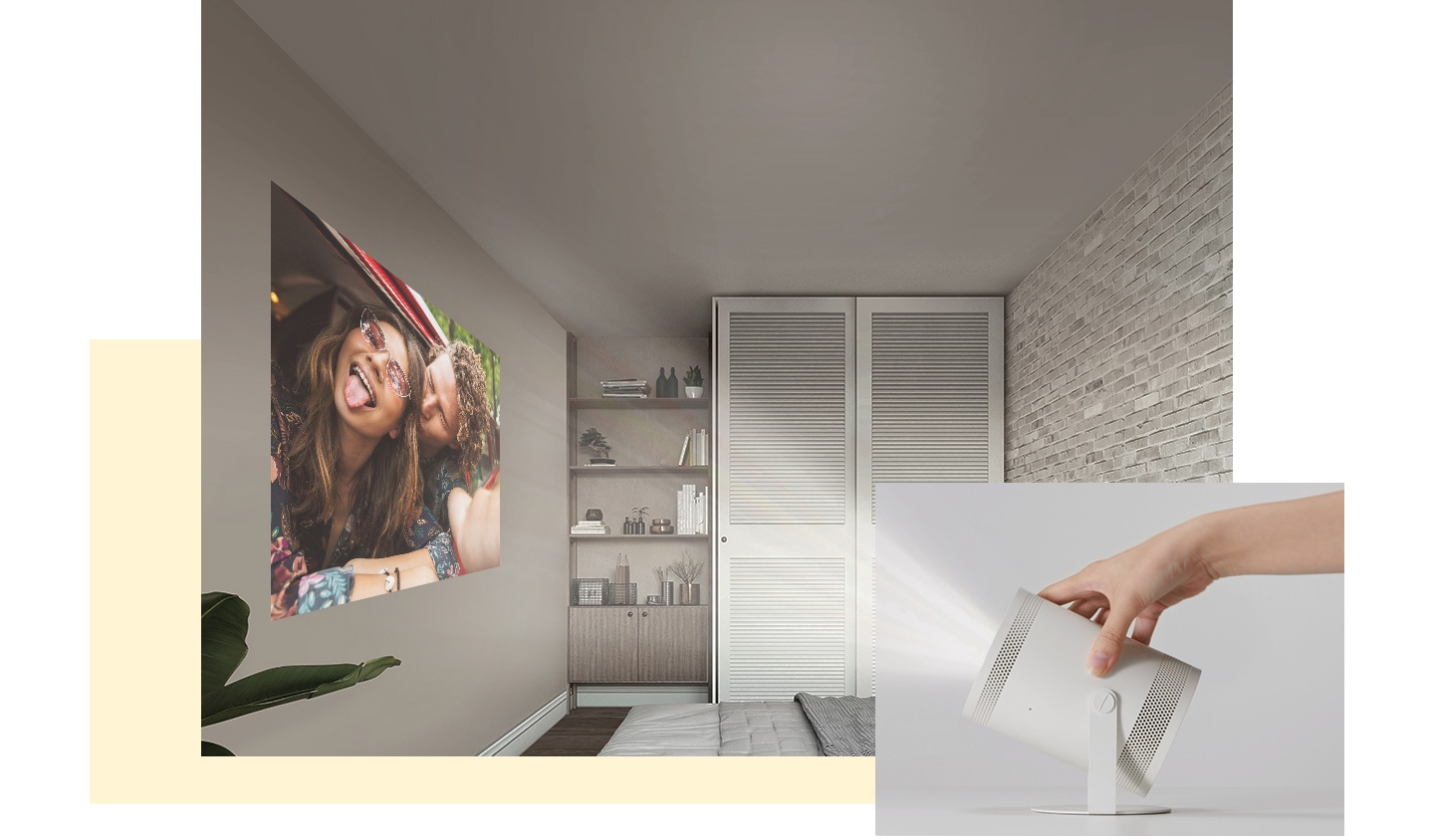 Ένα χέρι προσαρμόζει τη γωνία του The Freestyle προβάλλοντας μια εικόνα στον τοίχο σε ένα υπνοδωμάτιο.