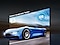 TV ekranındaki mavi araba, motion xcelerator turbo+ teknolojisi sayesinde QLED TV'de geleneksel TV'ye göre daha net ve görünür görünüyor. 120Hz ekranda görünüyor.