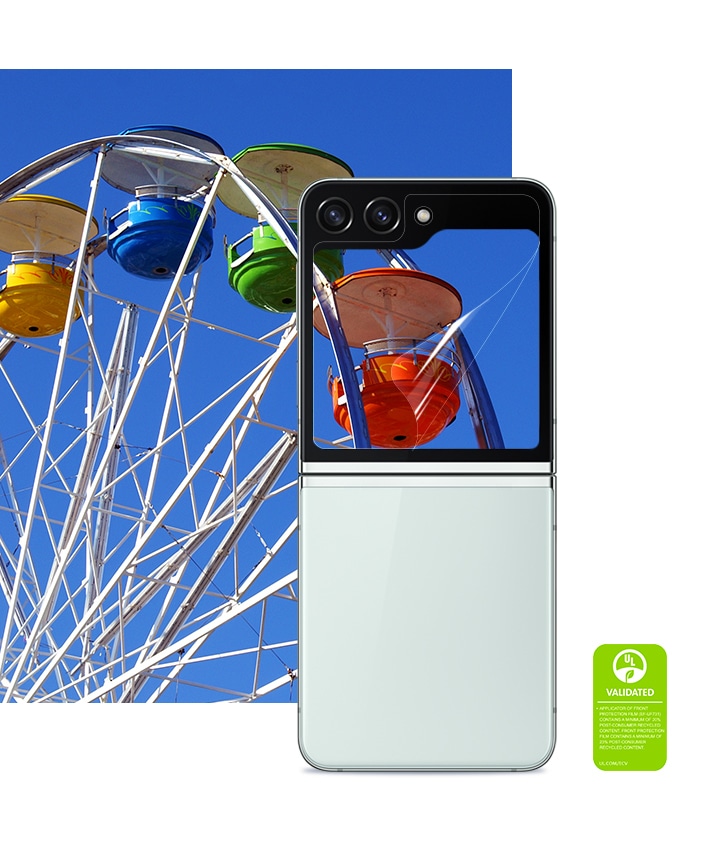 Μια συσκευή Galaxy Z Flip5 με μπροστινή μεμβράνη προστασίας έχει τοποθετηθεί πάνω σε μια πολύχρωμη εικόνα που αντανακλά στη συσκευή.