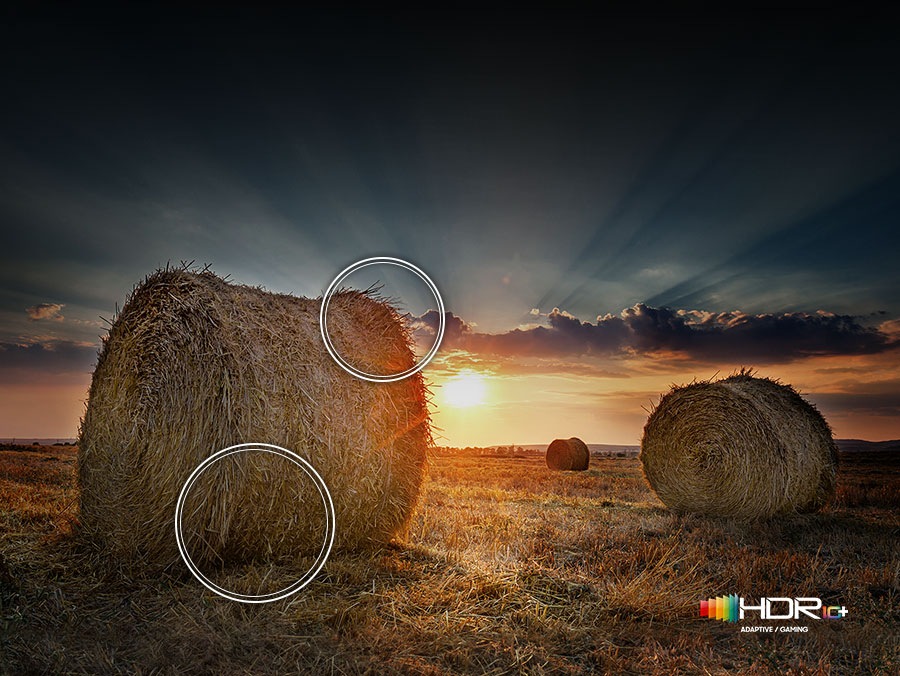 Güneş geniş bir tarlanın üzerinde batıyor, özellikle büyük bir saman yığınının üzerinde. HDR 10+ ADAPTIVE/GAMING teknolojisi uygulandıktan sonraki sahne SDR versiyonuna göre çok daha parlak ve nettir.