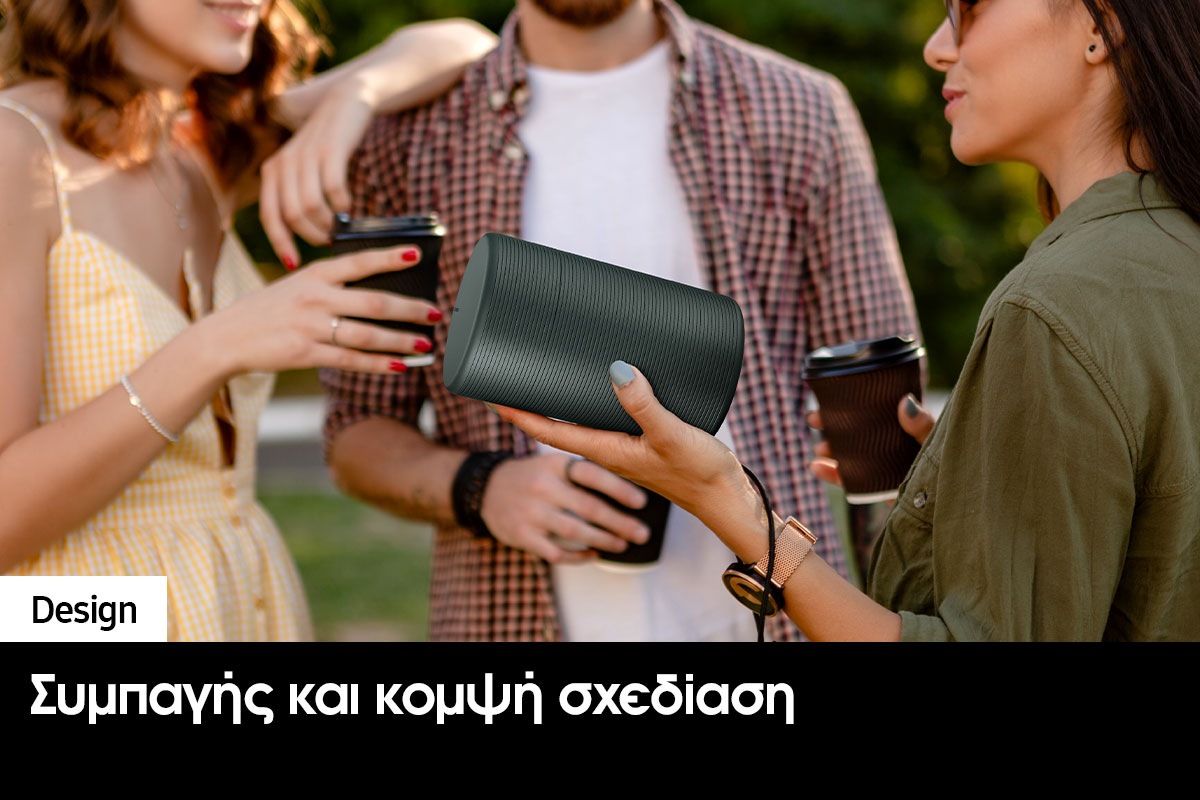 [Οι άνθρωποι βρίσκονται σε έναν ανοιχτό εξωτερικό χώρο με cású~ál ρούχα κουβεντιάζοντας. Η θήκη Fr~éést~ýlé C~ásé κρέμεται στην τσάντα της γυναίκας.]