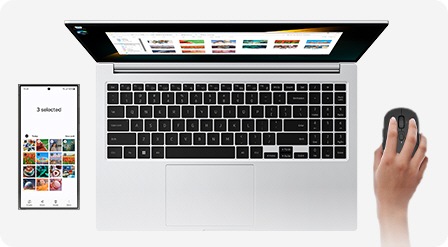 銀色 Galaxy S24 Ultra 和 Galaxy Book4 並排放置。 使用同一滑鼠操作兩個設備，將在 Galaxy S24 Ultra 螢幕上選擇的圖像複製到 Galaxy Book4 上的資料夾中。