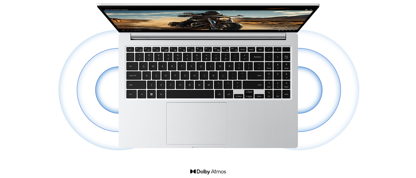 銀色 Galaxy Book4 的俯視圖，打開並面向前方，全屏播放 YouTube 視頻，雙立體聲揚聲器發出聲波。 顯示杜比全景聲 (Dolby Atmos) 標誌。
