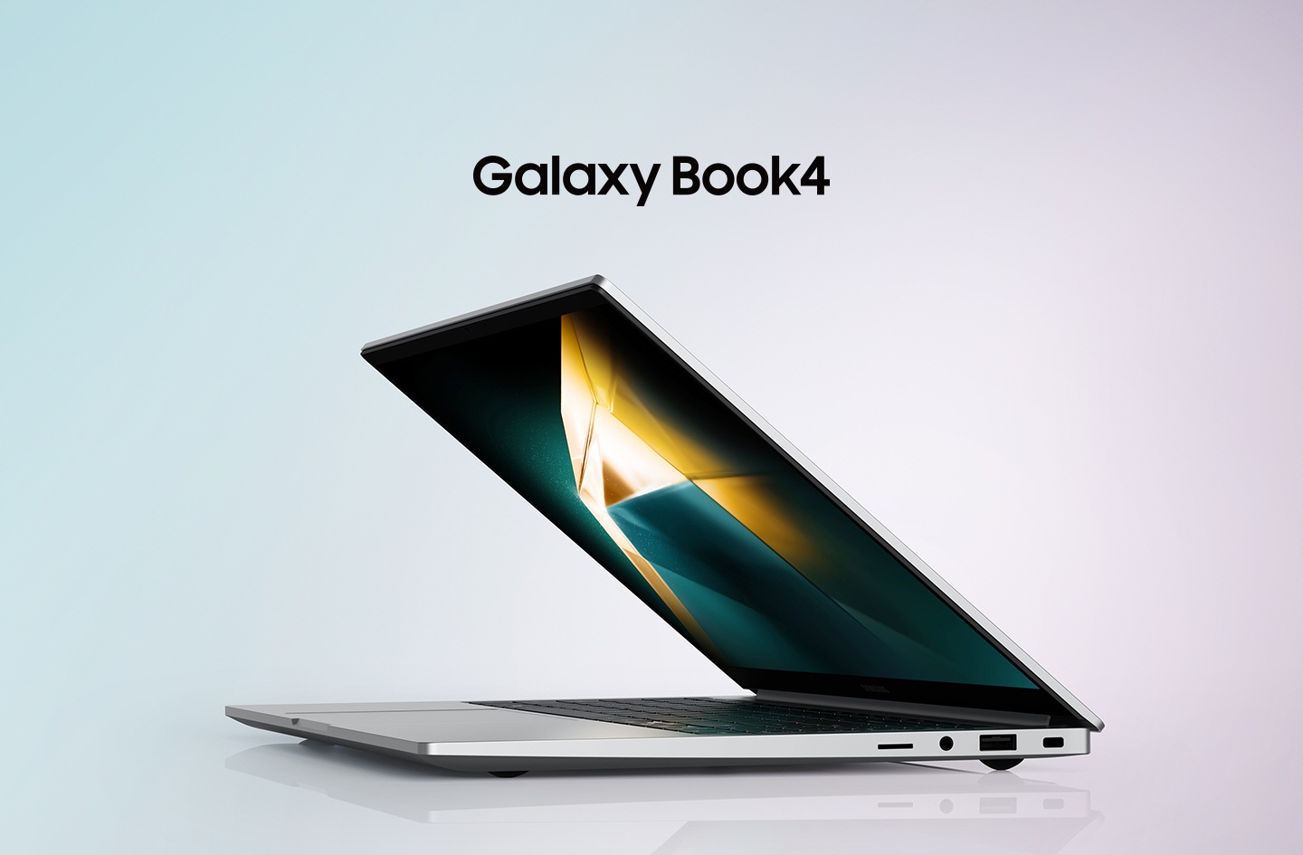 銀色 Galaxy Book 4 半開，面向左側，螢幕上顯示深綠色和黃色壁紙。