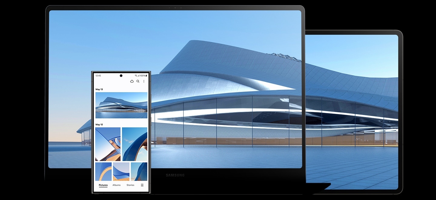 Galaxy S24 Ultra、Galaxy Book4 Ultra 和 Galaxy Tab S9 Ultra 放在一起。Galaxy S24 Ultra 上打開了Samsung相簿應用程式，顯示各種圖片。其中一張圖片顯示在 Galaxy Book4 Ultra 的屏幕上，並延伸到 Galaxy Tab S9 Ultra 的屏幕上，以突顯跨裝置的生態系統。