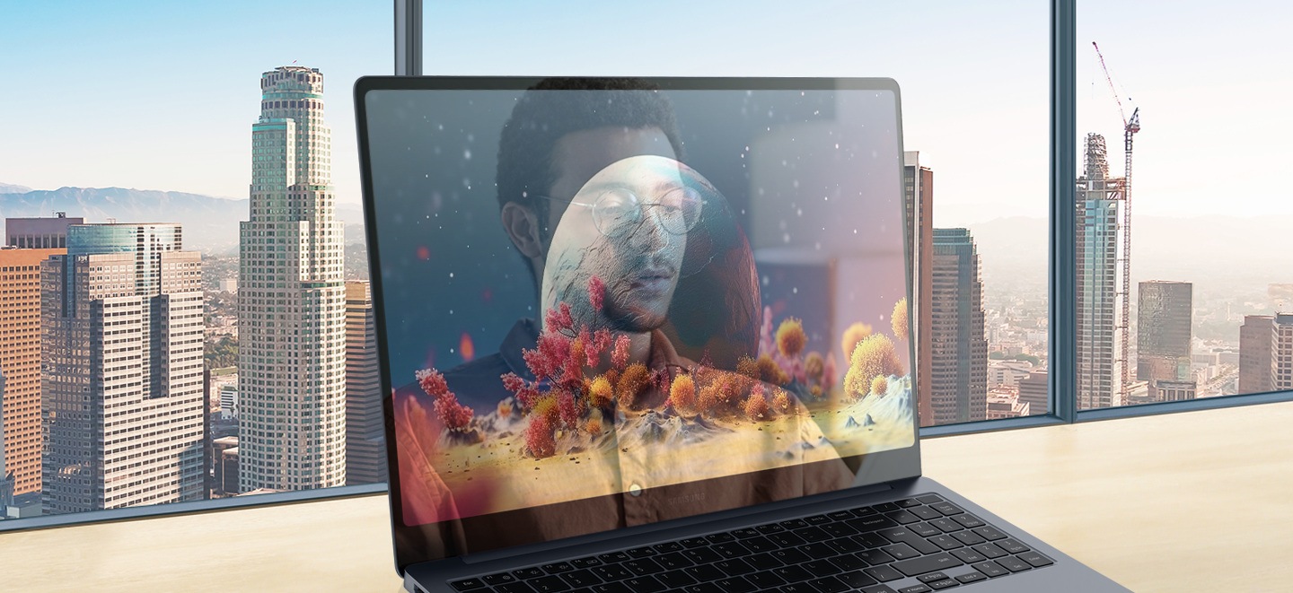 一部 Galaxy Book4 Ultra 放在桌面上，打開並稍稍朝右，屏幕全畫面顯示一幅抽像圖像。屏幕上的圖像有些反光和眩光。