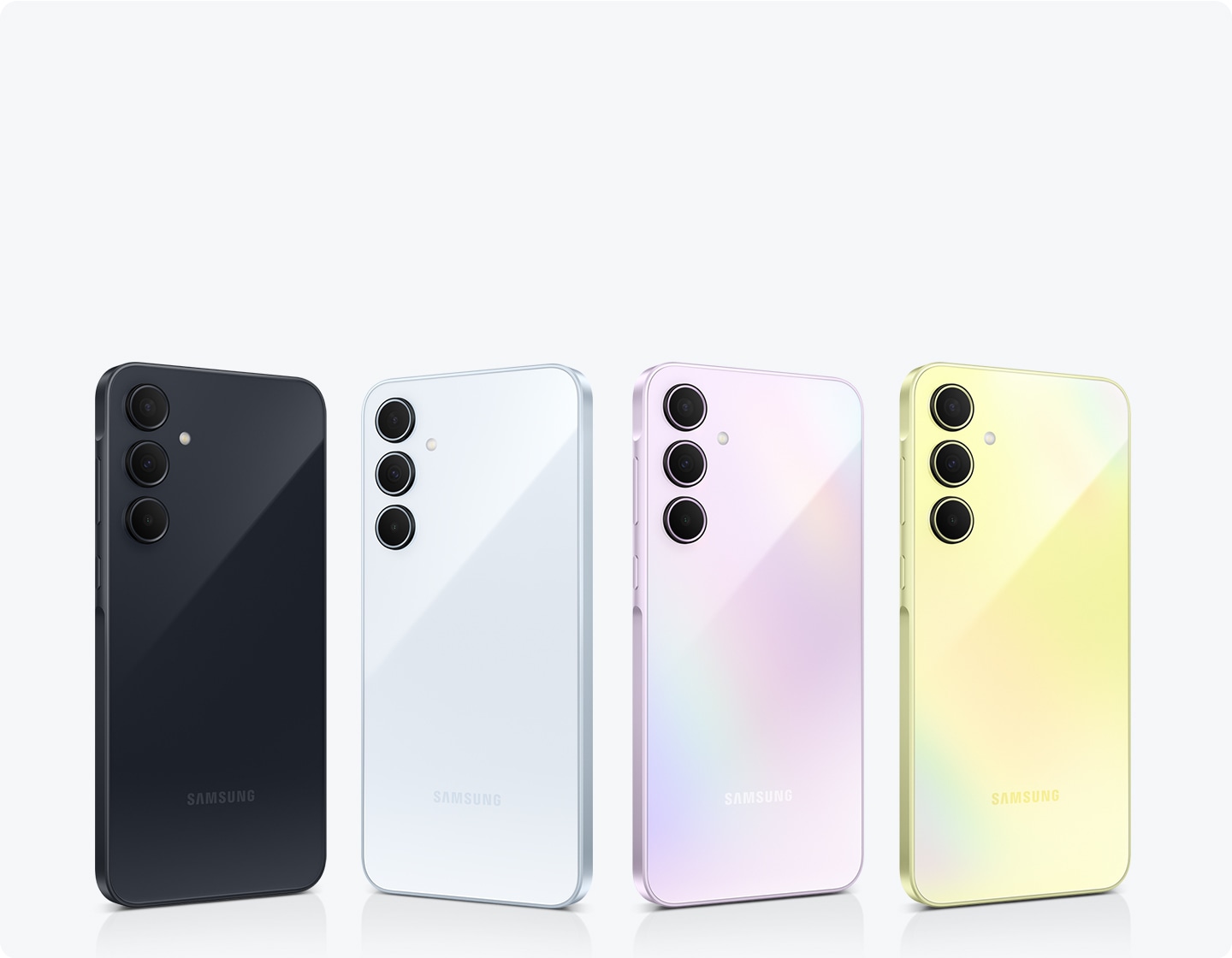 四部Samsung智能手機排成一列，顏色包括深藍色、冰藍色、淡紫色和檸檬色。 每部手機的背面均採用 3 鏡頭佈局。
