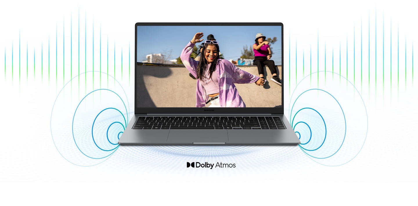 Galaxy Book5 開啟，正面顯示全屏播放一位跳舞者的畫面，並有音波從筆電揚聲器散出，同時展示 Dolby Atmos 標誌。