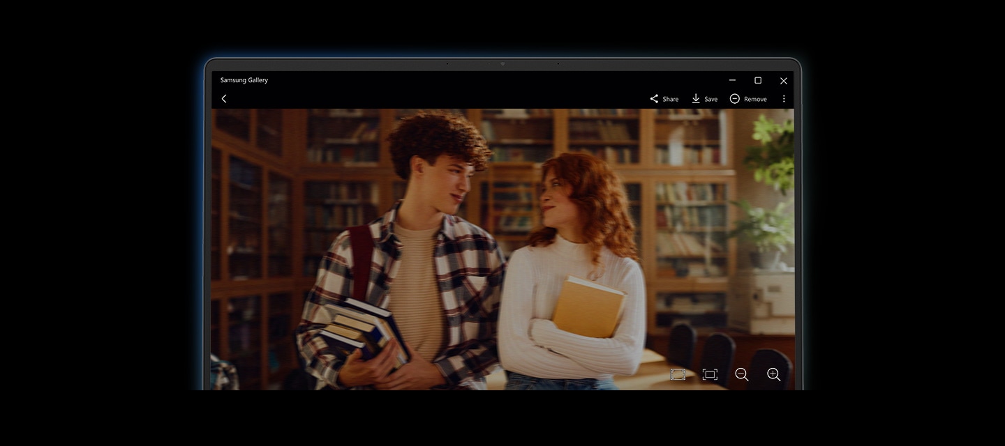 Galaxy Book5 上的 Samsung Gallery 應用程式正開啟一張男人和女人互相微笑的照片。照片在使用 Photo Remaster 前，顯示為模糊且低畫質。