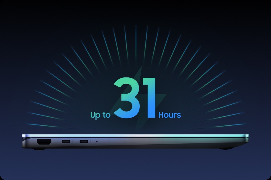 Galaxy Book5 360 已關閉並設定在右側視圖中。支援長達 31 小時的電池續航力。