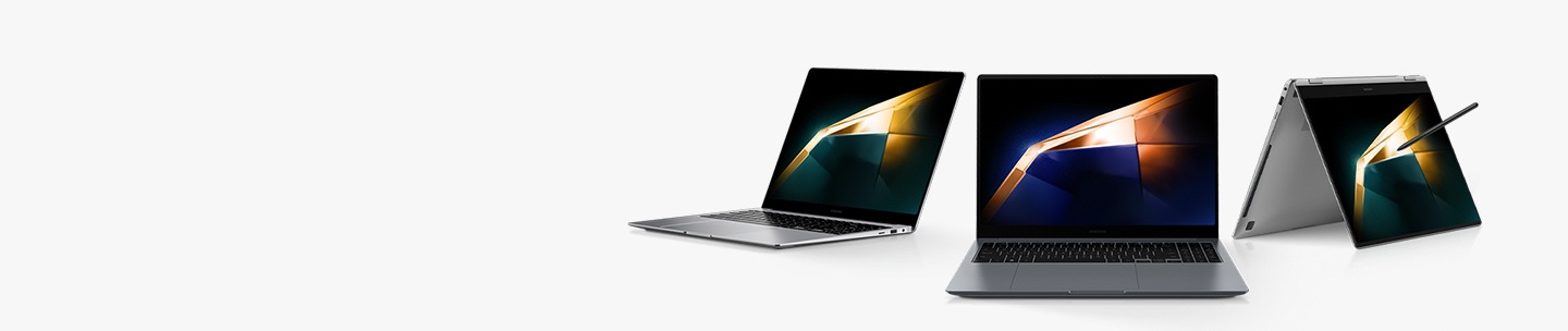 三台螢幕上有深色桌布的 Galaxy Book4 系列裝置並排放置。 左邊那間是敞開的，面朝左。 中間的那個是開放的，面向前方。 右邊的像帳篷一樣折疊起來，稍微朝右，用 S Pen 觸摸螢幕。
