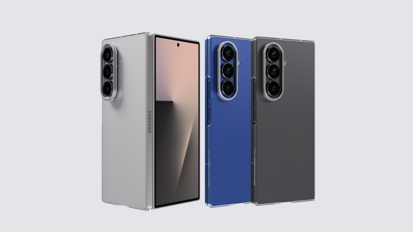 Galaxy Z Fold7 透明保護殼的特寫顯示了用於保護相機的凸起邊緣。縮小後，透明保護殼在後視圖中升起，並與藍色陰影中的 Galaxy Z Fold7 連接。它翻轉到保護蓋螢幕上，防反射膜清晰可見地連接在一起。當此裝置向右消失時，銀色陰影中的 Galaxy Z Fold7 從左側出現，透明保護殼在後面視圖中安裝在其上。當此裝置翻轉並向右消失時，深黑色中的 Galaxy Z Fold7 從左側出現，連接到另一個透明保護殼。縮小視圖顯示了所有 3 個裝置以不同的角度折疊和展開。它們互相旋轉。這 3 個設備在後視圖中直立。銀色陰影中的 Galaxy Z Fold7 稍微展開以顯示保護蓋螢幕。