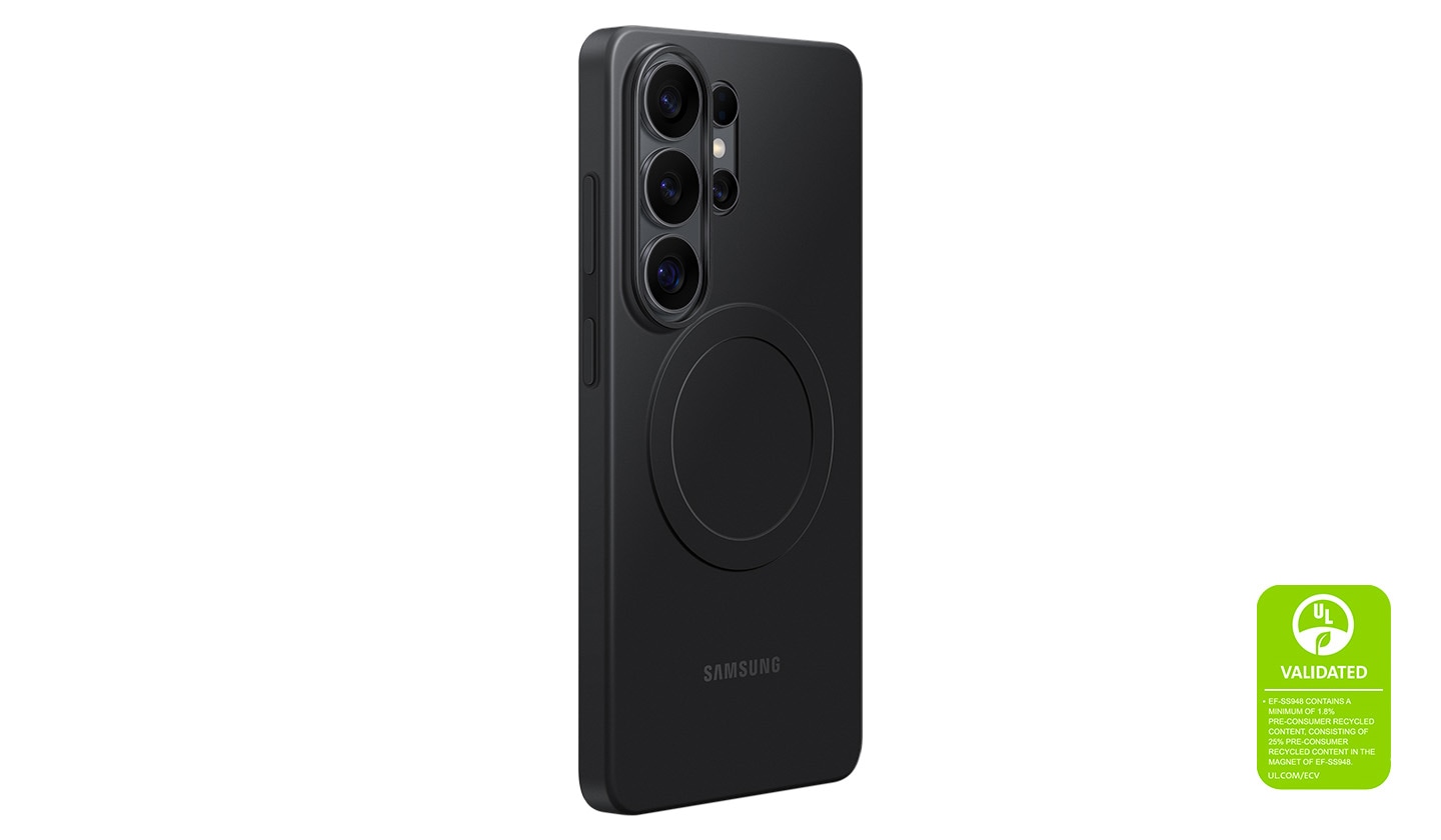 Galaxy S26 Ultra 以直立方式擺放，略微傾斜，搭配黑色超薄磁吸保護殼，突顯保護殼的纖薄設計。畫面顯示 UL 環境驗證標誌：「UL VALIDATED. EF-SS948 含有至少 1.8% 的前消費回收物料，其中磁石部分含有 25% 的前消費回收物料。詳情請參閱 UL.COM/ECV」。