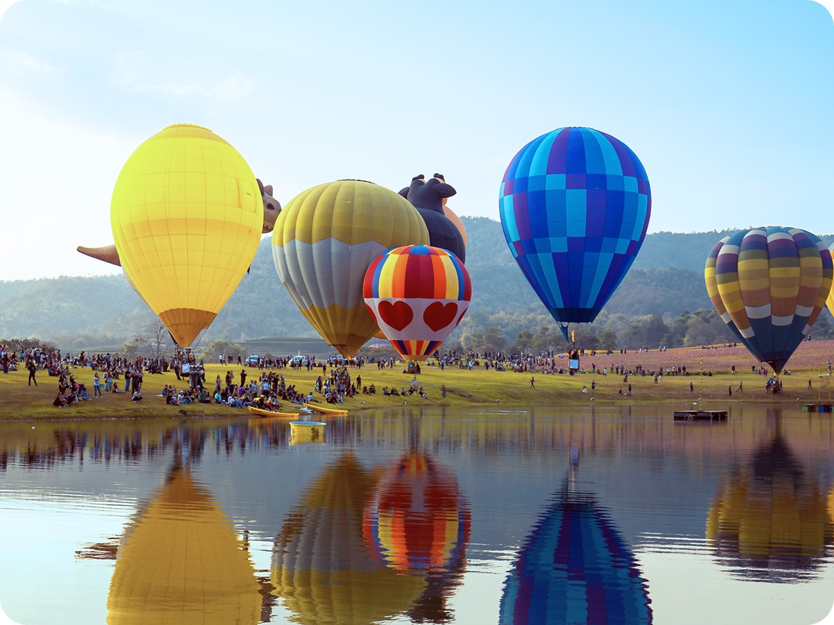 Montgolfière flottant dans le ciel, indiquant que le Galaxy A12 peut capturer une image large.