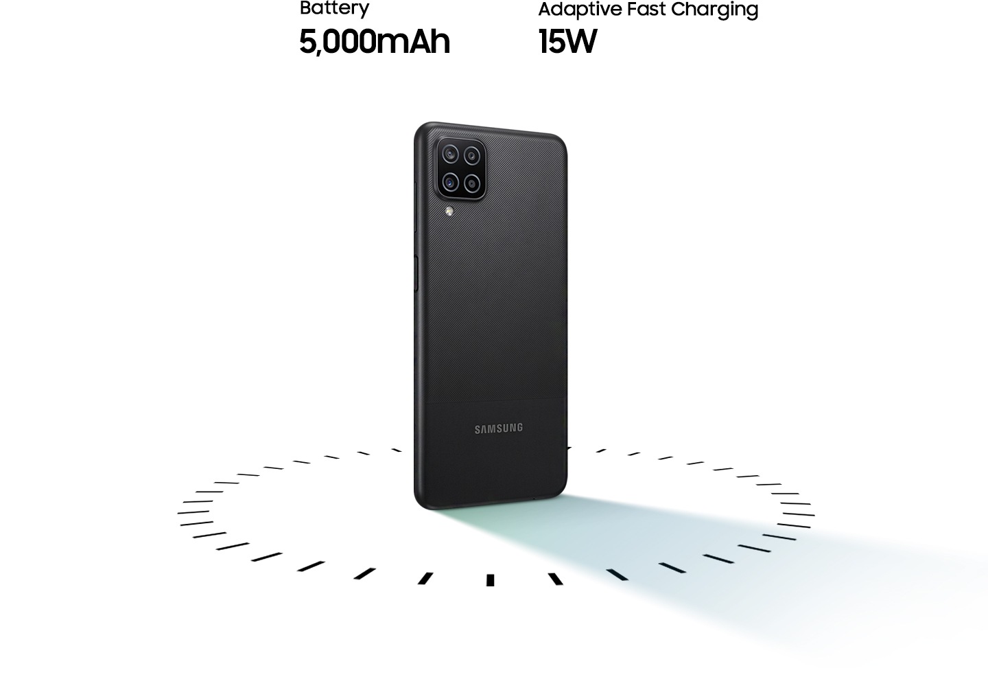 Le Galaxy A12 se lève, entouré de points circulaires, avec le texte de 5000mAh Battery et 15W Adaptive Fast Loading.