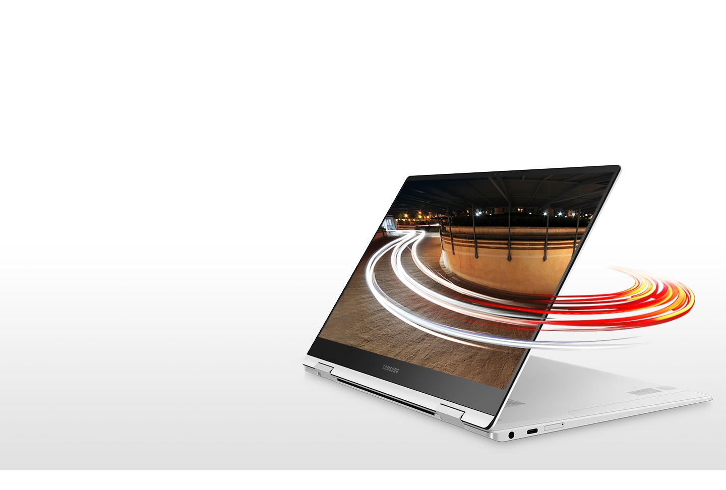 Set Laptop seperti tablet di stand folio memiliki swirl ringan yang mengelilingi layarnya, menandakan konektivitas cepat yang diaktifkan oleh Galaxy Book Pro 360 5G