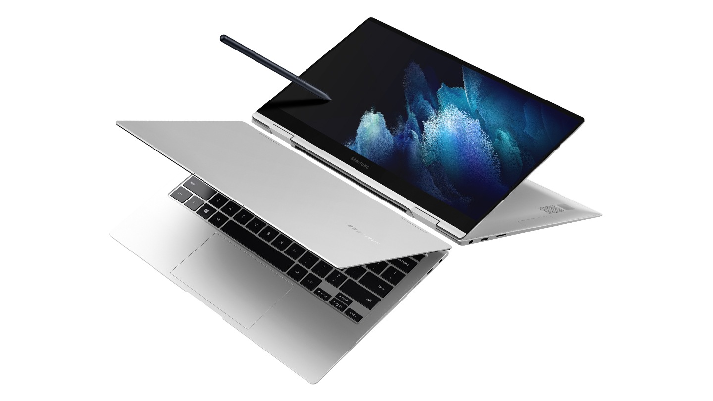 Hai Galaxy Book Pro 360 5GS được hiển thị cạnh nhau. Một trong số đó được mở ra 290 ° với một cây bút S nổi bật trên màn hình của nó, cho thấy thiết kế chuyển đổi 2 trong 1 hoàn chỉnh với bản lề 360 °