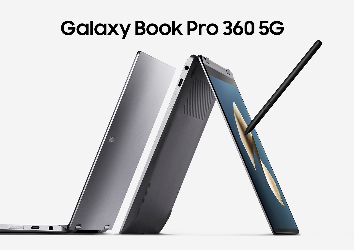 Dua Buku Galaxy Pro 360 5gs yang identik di Mystic Silver ditempatkan berdampingan. Salah satunya adalah menampilkan S Pen, dalam mode tenda yang bertumpu di tepi layar dan keyboard. † Galaxy Book Pro 360 5G 'ditulis