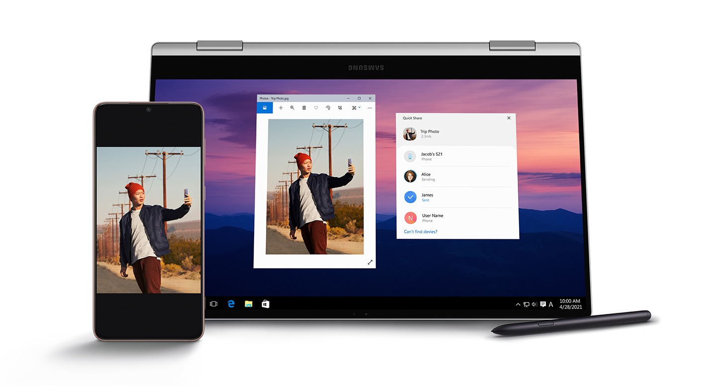 Galaxy Book Pro 360 5G ditempatkan berdampingan dengan ponsel, dengan layar kedua perangkat menampilkan foto yang sama dari seorang pria yang mengambil selfie, menunjukkan file dapat dibagikan dengan cepat. S Pena ditempatkan di kanan bawah