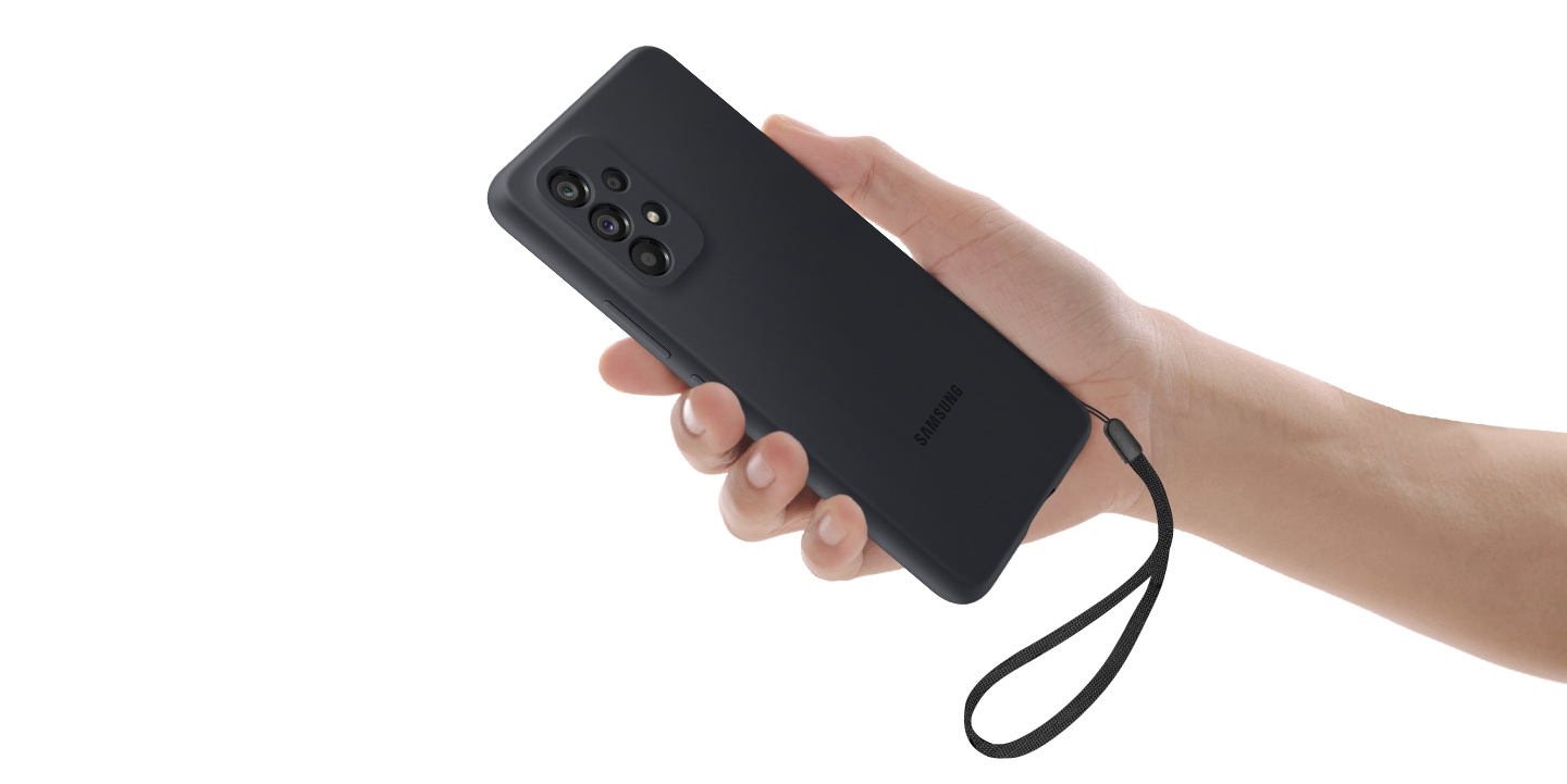 Một tay đang cầm Galaxy A53 5G một cách thoải mái khi đeo Vỏ silicon màu đen với dây đeo màu đen.