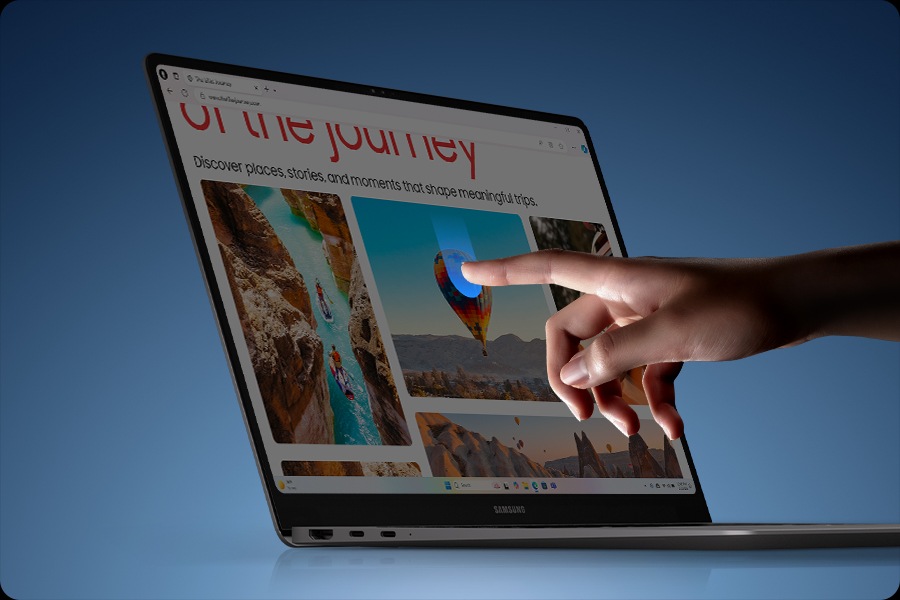 Galaxy Book6 Pro display a website on its touchscreen while a user uses the touchscreen with the index finger to browse the page.