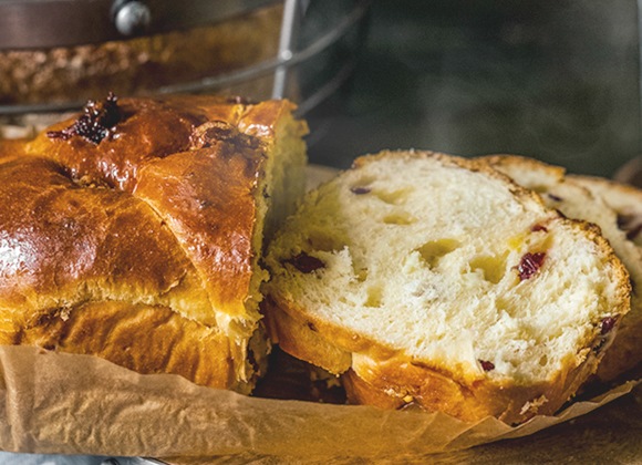 Shows a loaf of bread that has been defrosted using the Bread Defrost function and sliced, which is still soft and fresh.