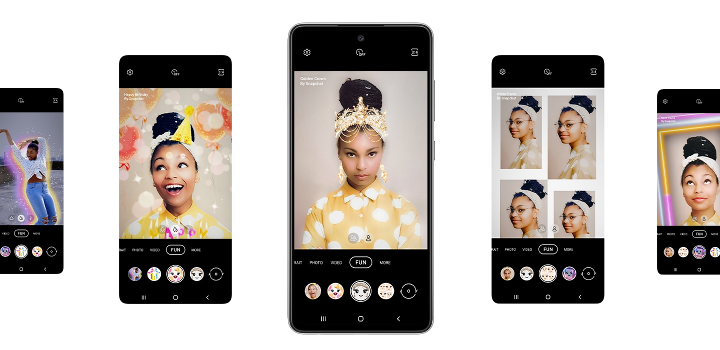 1. Galaxy A52s 5G gledano sprijeda. S obje strane telefona nalaze se četiri prikaza zaslona. Na svakom zaslonu opcija Zabavni način rada odabrana je u aplikaciji Kamera na zaslonu i prikazuje pet različitih dostupnih leća. S lijeve strane je Neonsko tijelo, Sretan rođendan, Zlatna kruna, Bijeli okvir i Neonski okvir. U telefonu u sredini vidimo ženu koja pravi selfie i koristi Snapchat objektiv Zlatnu krunu, koja joj stavlja ukrašenu zlatnu krunu na vrh glave.