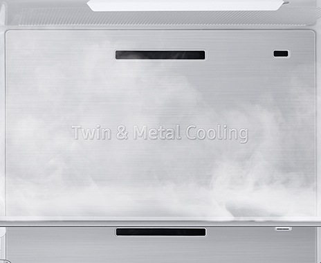 Metalne rashladne ploče unutar hladnjaka izgledaju izuzetno hladno i hladan zrak struji okolo.