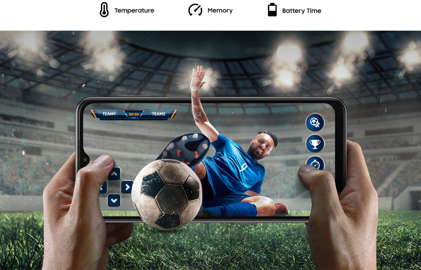 Dvije ruke drže Galaxy A23 5G uređaj u pejzažnom načinu igranja nogometne utakmice. Pozadina prikazuje atmosferu stadiona unutar igre proširenu i izvan zaslona. S unutarnje strane ekrana, nogometaš skače prema nogometnoj lopti i oboje malo strše izvan ekrana. Iznad, tekst glasi Temperatura, Memorija i Vrijeme baterije.