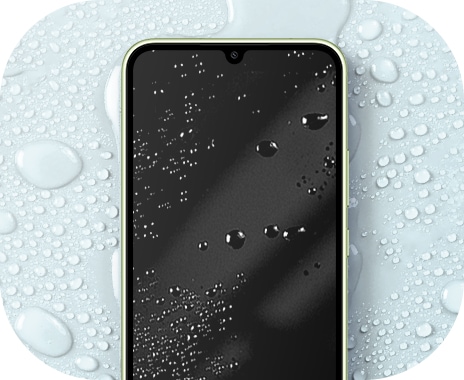 Prikazan je črn zaslon Galaxy A34 5G s kapljicami vode na in okoli naprave.  