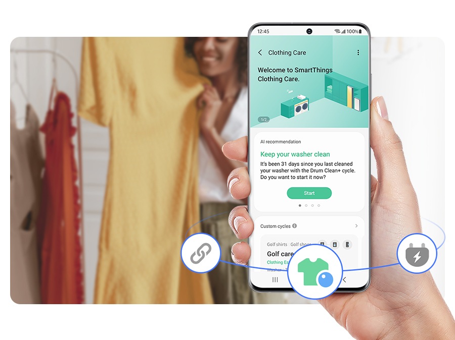 Oseba uporablja nego SmartThings Clothing in prejme priporočila AI. Ko skenirate črtno kodo detergenta s SmartThings, se priporočena količina detergenta in mehčalca odmeri glede na težo perila. Ko skenirate nalepko za nego, predlaga program pranja perila.