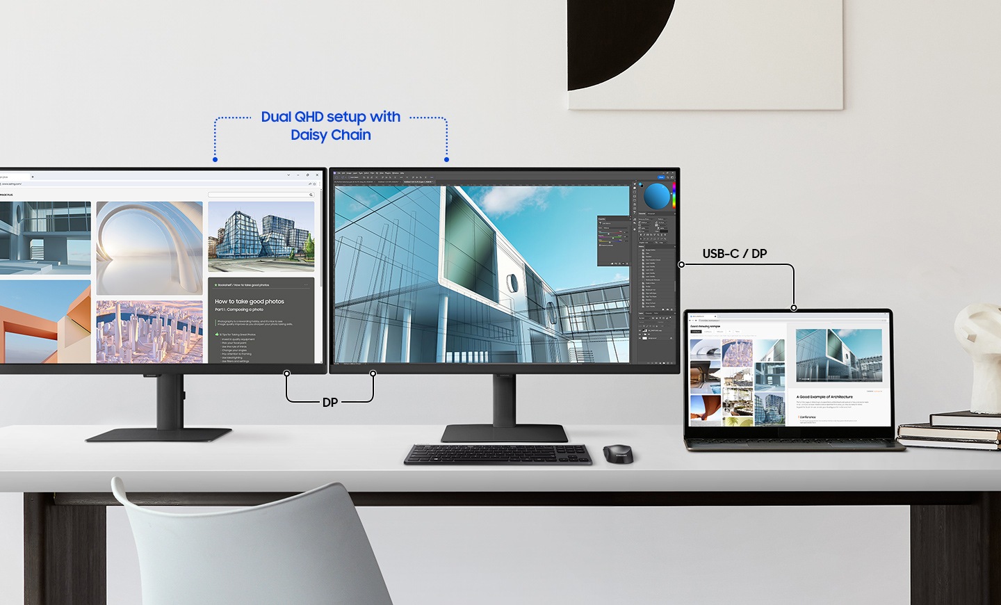 Na stolu, dva monitora i prijenosno računalo lančano su povezani. Strelice i tekst iznad monitora povezuju dva monitora s lijeve strane, čitajući "Dual QHD setup with Daisy Chain." Ispod dva monitora povezuje ih strelica s natpisom "DP". Laptop je spojen na desni monitor sa strelicama i tekstom "USB-C/DP".