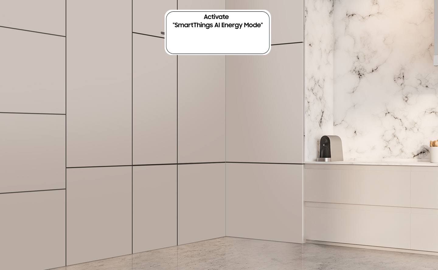 BRB80F TWC instaliran u kuhinji s UKLJUČENIM gumbom za aktiviranje "SmartThings AI Energy Mode". AI hladnjaka aktivira se za provjeru unutarnje hrane i upravljanje kompresorom, a grafikon prikazuje učinak uštede energije DO 10% kada je u AI Energy Mode u usporedbi s normalnim načinom rada.